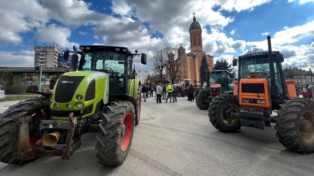 Prolećna setva prekinula blokade poljoprivrednika u Srbiji 1 blokada puteva traktorima