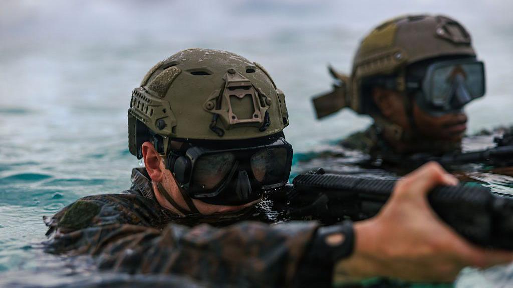Tri scenarija za kopnene operacije Amerike u Iranu, svaki je visokorizičan 3 Američki marinci iz izviđačkog voda 31. ekspedicione jedinice marinaca, izvode vežbu amfibijskog napada u pomorskoj bazi Dijego Garsija. Ova fotografija je snimljena 24. marta 2026. godine