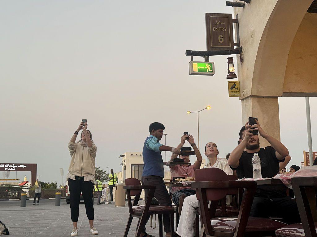 'Dubai nije izgrađen za rat': Kako sukob na Bliskom istoku utiče na 'poslovnu oazu' Emirata 6 Ljudi slikaju dejstvo protivvazdušnog sistema u Dubaiju