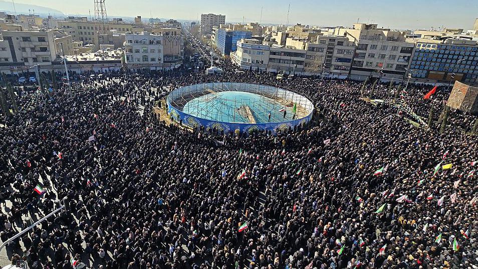 Pod vatrom i pod prismotrom: Kako novinari dobijaju informacije iz Irana 3 Demonstranti sa iranskim zastavama