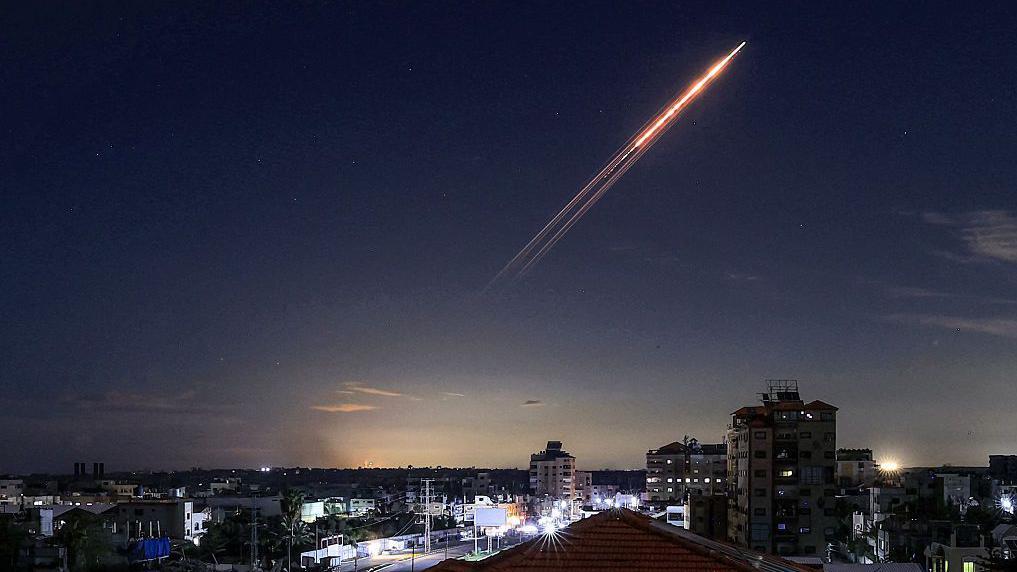 Mogu li iranske rakete da dobace do Evrope 1 Raketa lansirana iz Irana snimljena je na nebu iz kampa Burejdž za palestinske izbeglice u centralnom delu Pojasa Gaze