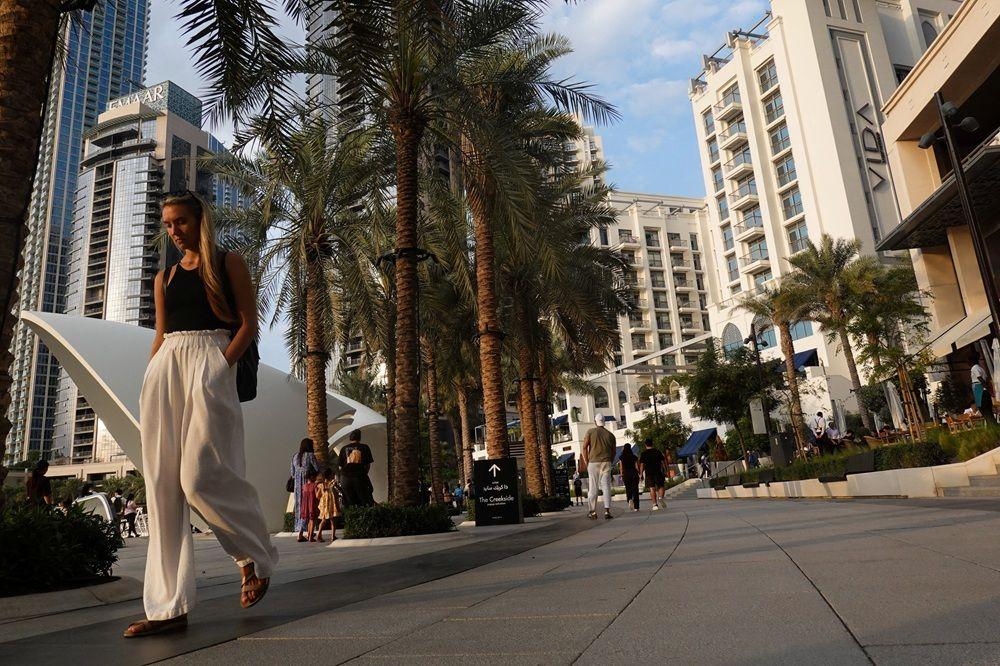 'Dubai nije izgrađen za rat': Kako sukob na Bliskom istoku utiče na 'poslovnu oazu' Emirata 3 dubai, žena šeta centrom dubaija
