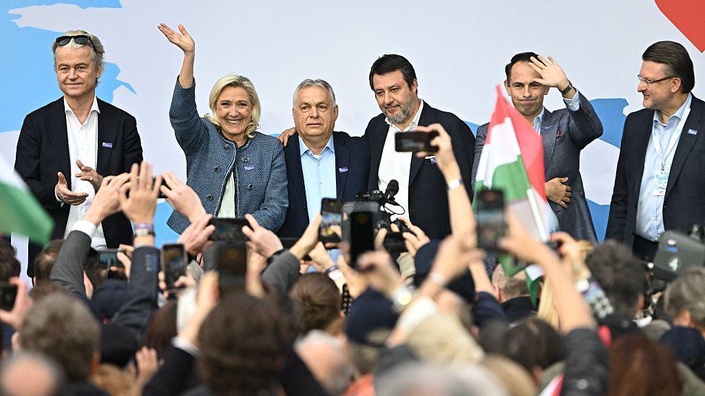 Mađarska: Vlada Viktora Obrana optužena za masovno zastrašivanje birača uoči izbora 5 Viktor Orban stoji na pozornici između žene i muškraca okruženi fotografima i novinarima