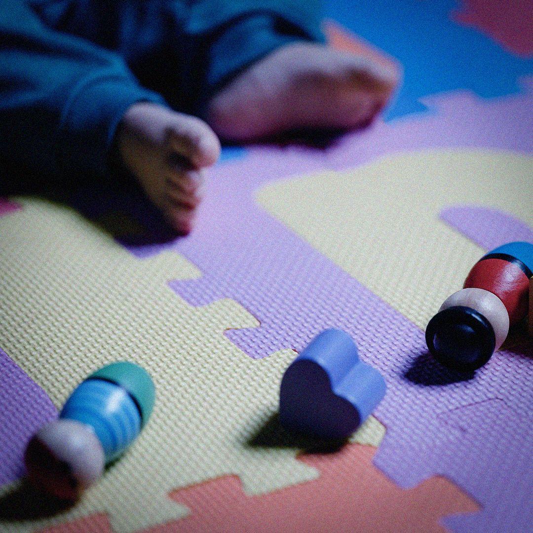 Žene koje su zažalile što su postale majke 5 A child by some wooden toy figures