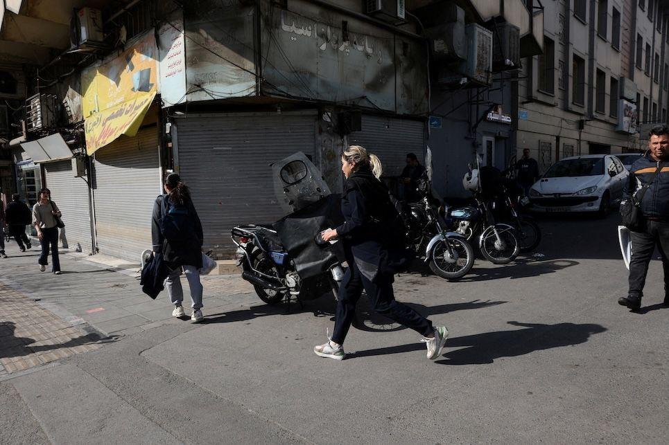 Ljudi traže zaklon pošto su se čule eksplozije u Teheranu