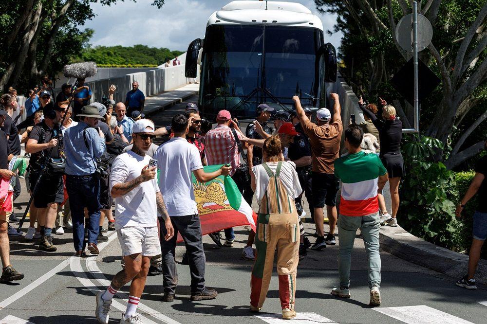 Iranski navijači blokiraju autobus sa fudbalerkama