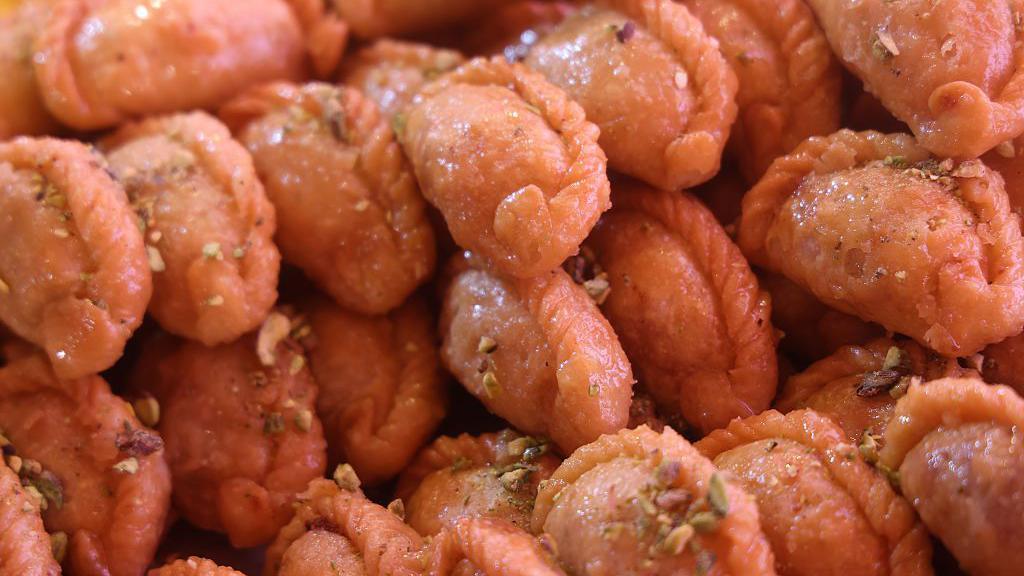 Prolećni festival šarenila i plesa na ulicama Indije 9 Tradicionalni indijski slatkiš, ovalnog oblika, ukrašen kokosovim pahuljicama