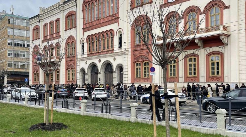 Počelo okupljanje ljudi ispred rektorata, Simo Spasić provocira (VIDEO) 1