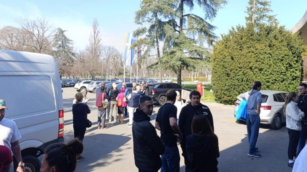 Otac Luke Pešića ne zna zašto mu je sin priveden, skup podrške studentu ispred Palate Srbije 1