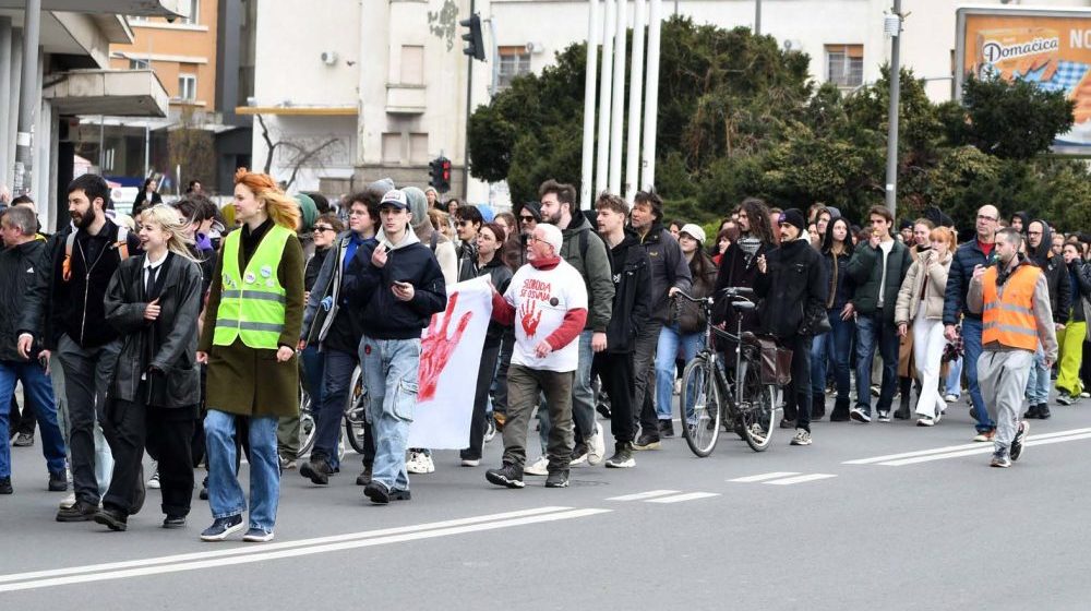 Studenti dan Akademije umetnosti u Novom Sadu obeležavaju protestom ispred Galerije koju im je vlast oduzela 1