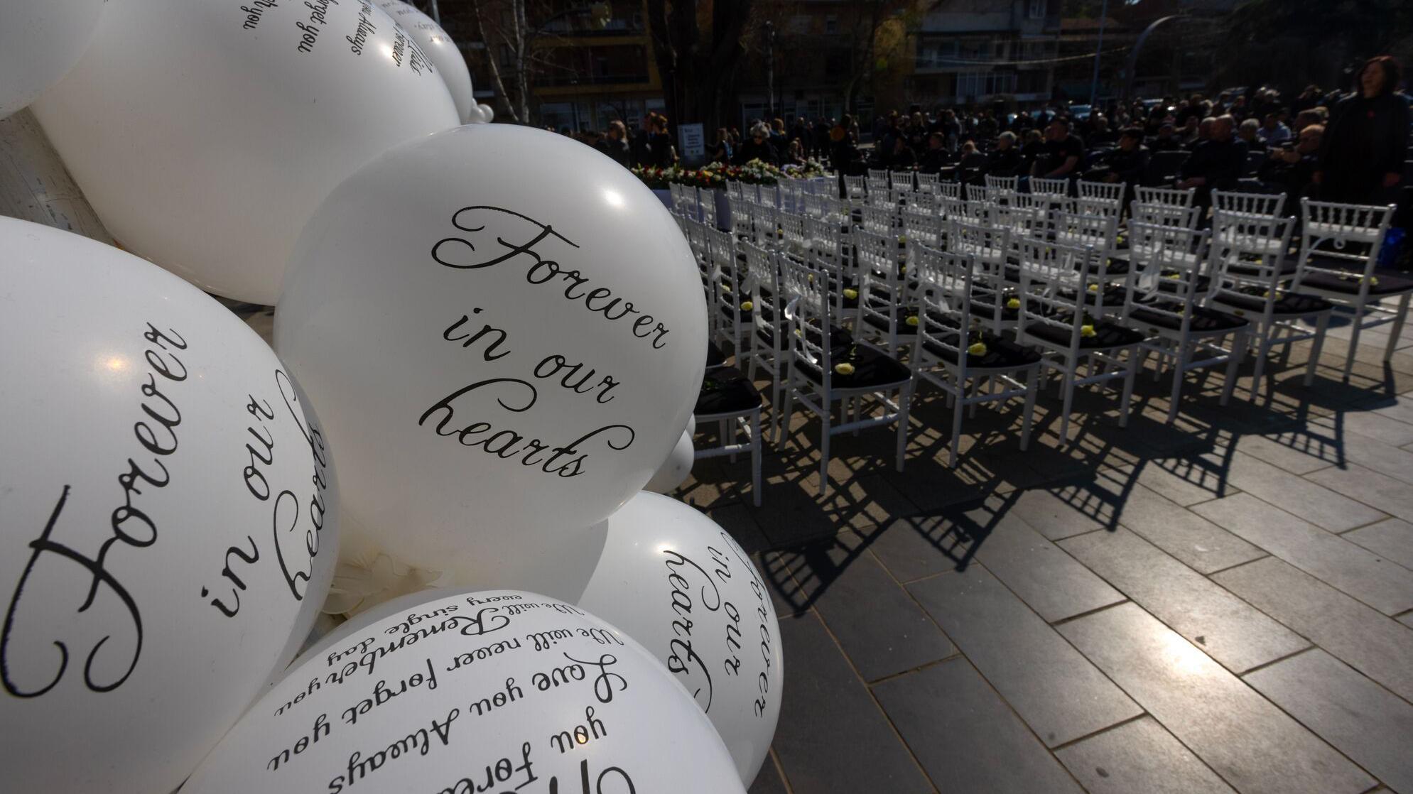 Bela srca i stolice sa imenima žrtava: Godišnjica tragedije u Severnoj Makedoniji 6 'Zauvek u našim srcima' jedna od poruka na belom balonu, u daljini 63 stolice