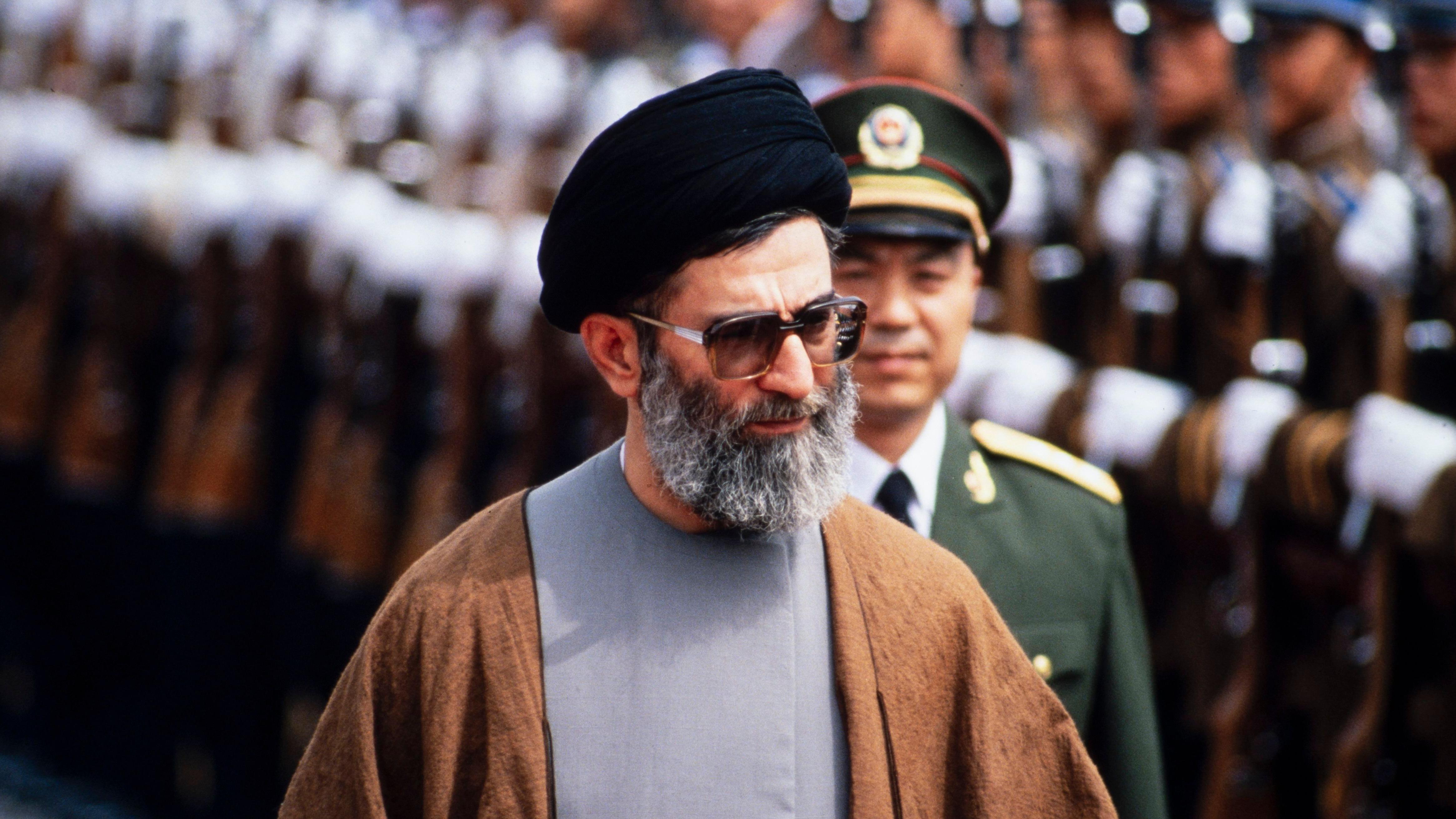 Ajatolah Hamnei: Kako je iranski vrhovni vođa držao vlast čeličnim stiskom 8 Hamnei je putovao u državnu posetu Pekingu u maju 1989. godine, tri meseca pre nego što je postao vrhovni vođa
