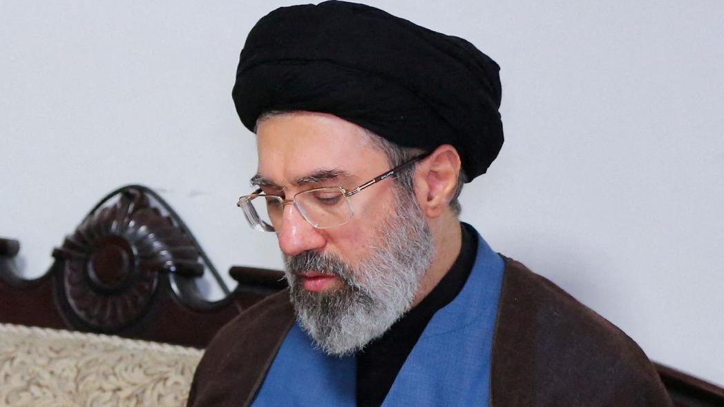 Ko je Modžtaba Hamnei, novi vrhovni vođa Irana 3 Modžtaba Hamnei, sa crnim turbanom i naočarima, fotografisan je tokom posete kancelariji Hezbolaha u Teheranu 2024. godine.