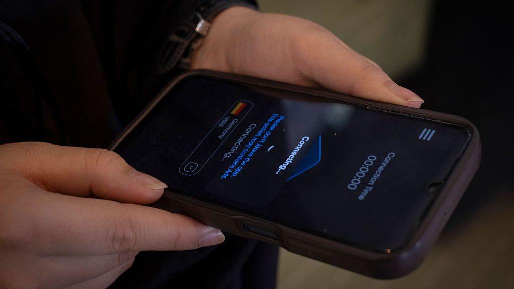 Trikovi i dovijanje: Iranci održavaju kontakt s porodicom u inostranstvu 2 žena drži telefon a na ekranu piše "povezujem se"