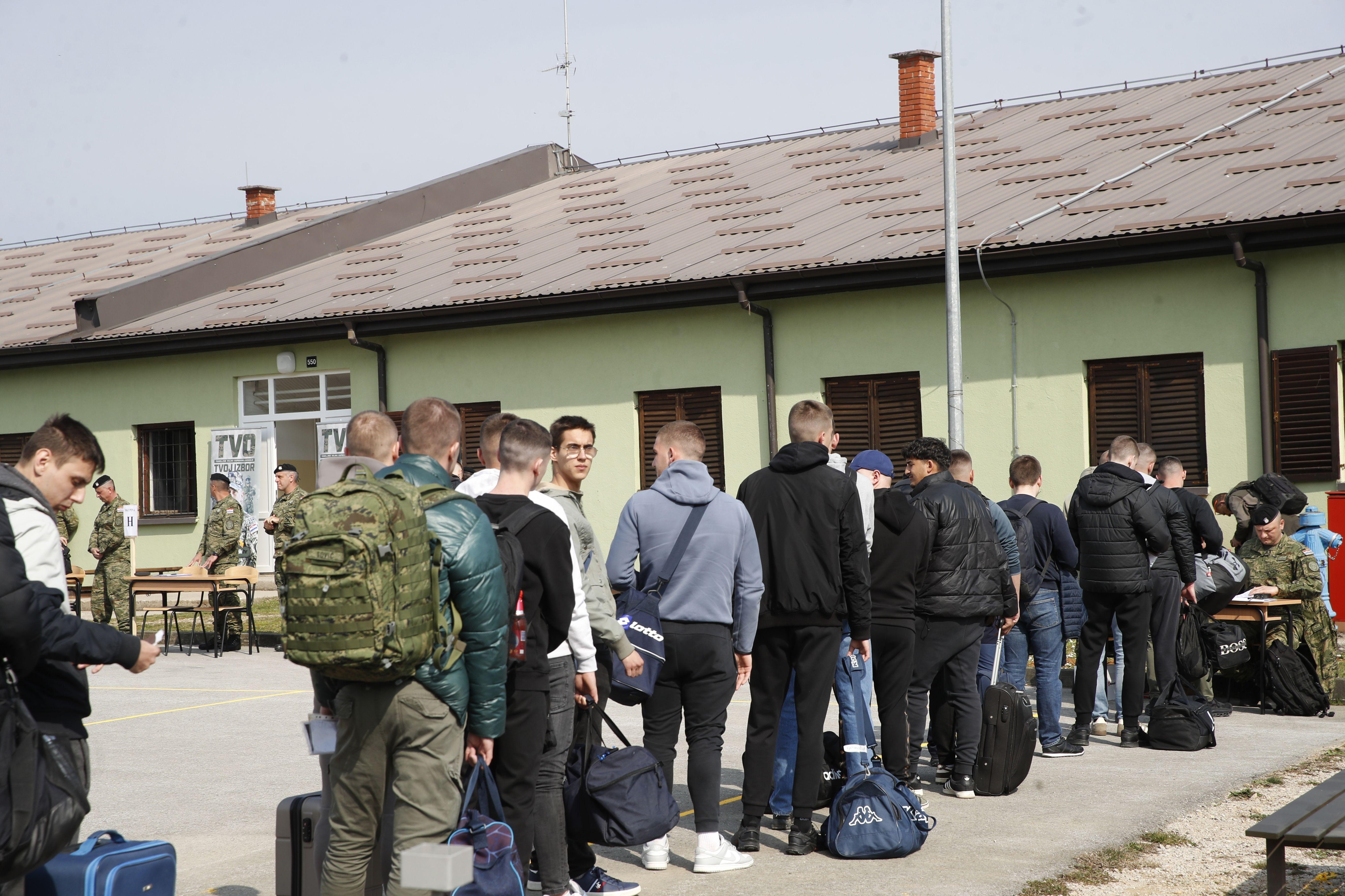 Vojni rok u Hrvatskoj posle 18 godina: Stotine mladića se dobrovoljno prijavilo 7 vojni rok u hrvatskoj, regruti se prijavljuju na obuku u hrvatskoj vojsci