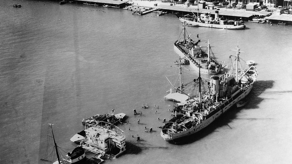 Ključne lekcije iz istorije: Da li je Iran Trampova Suecka kriza 2 Suecka kriza. Pogled iz vazduha, brodovi za spasavanje koji su potopljeni na ulazu u Suecki kanal kod Port Saida. Krajnje desno je jedan od brodova za spasavanje koji je već angažovan na čišćenju kanala.