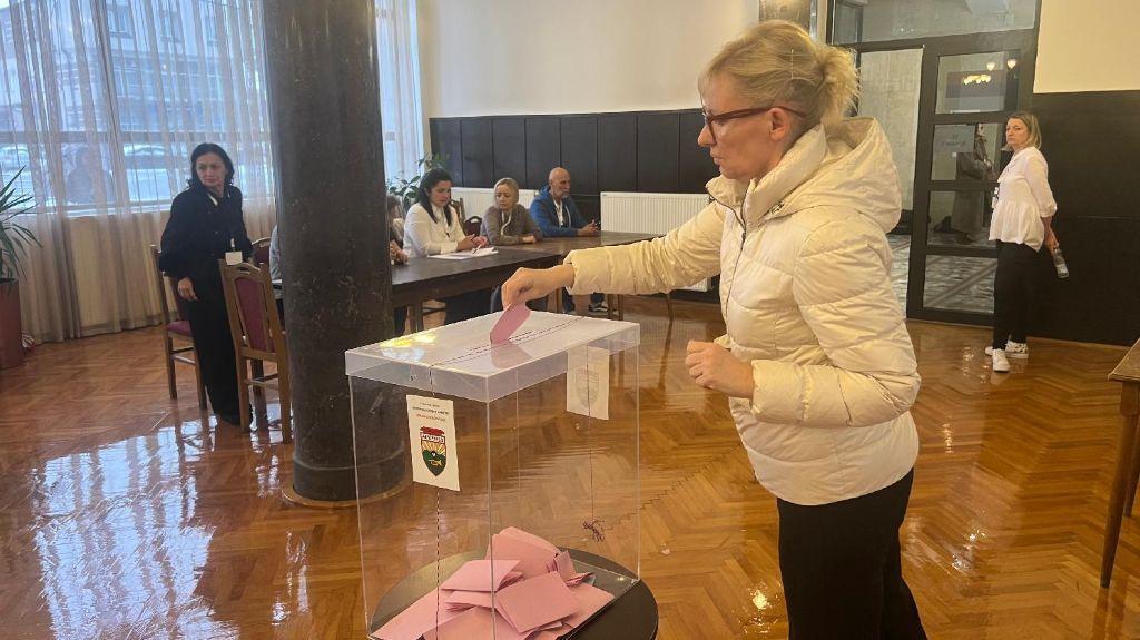 Lokalni izbori 2026. obeleženi incidentima: Glasanje u 10 mesta - podrhtavanje tla ili stanje redovno 2 Glasanje u Lučanima, koji su jedno od deset mesta, gde se održavaju lokalni izbori 29. marta
