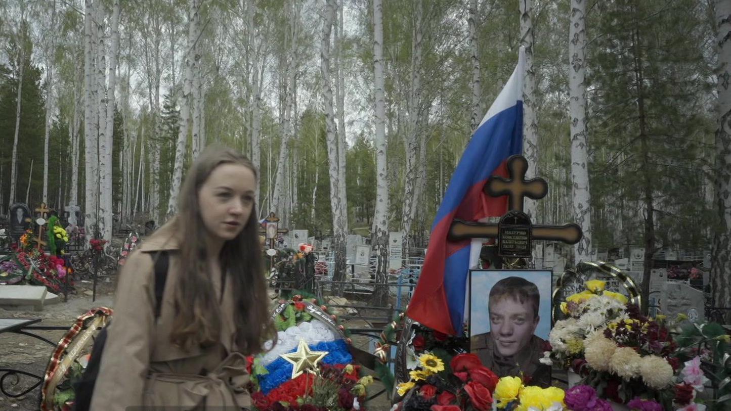 'Gospodin Niko protiv Putina': Tajno snimanje filma koji je osvojio Oskara 7 Učenica na grobu brata u dokumentarcu