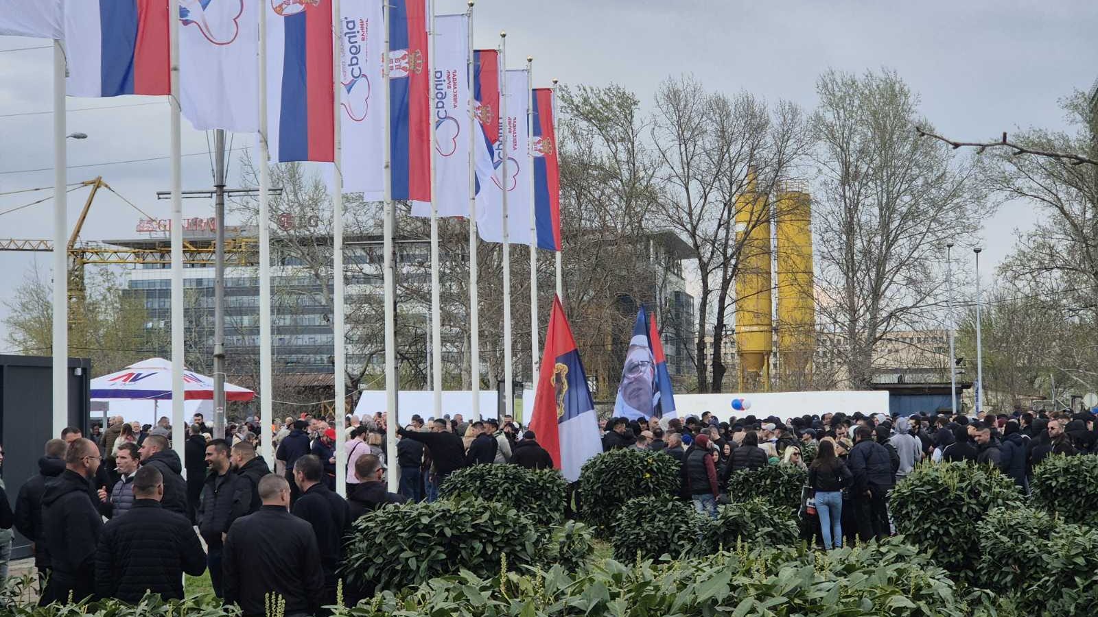 Pred miting SNS-a Novi Beograd pun autobusa, zatvoren deo bulevara Zorana Đinđića 2 Pred miting SNS-a Novi Beograd pun autobusa, zatvoren deo bulevara Zorana Đinđića 2