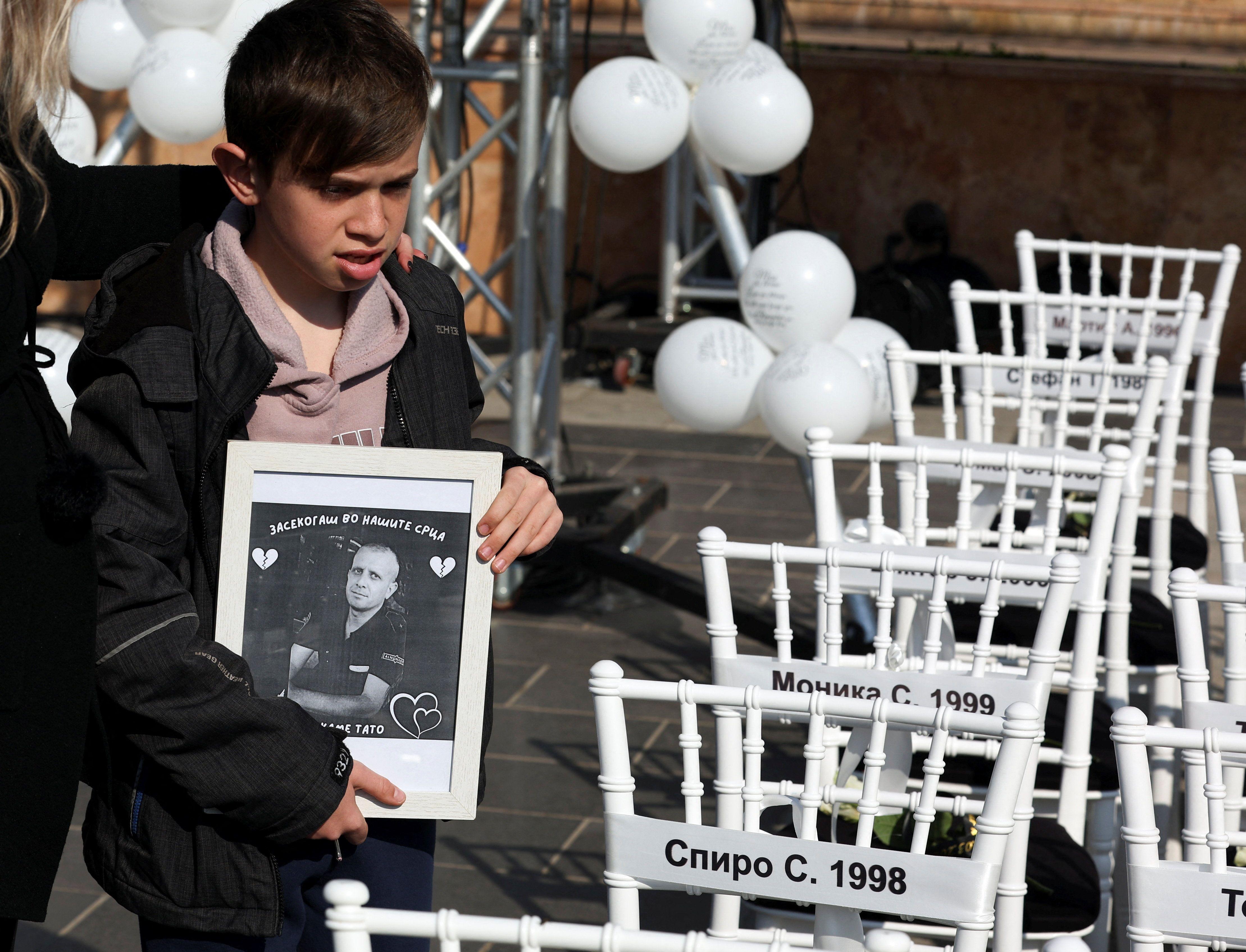 Bela srca i stolice sa imenima žrtava: Godišnjica tragedije u Severnoj Makedoniji 3 63 bele stolice na svakoj bela ruža i imena žrtava požara u Kočanima, tragedija u kočanima, tragedija u severnoj makedoniji, godišnjica tragedije u severnoj makedoniji