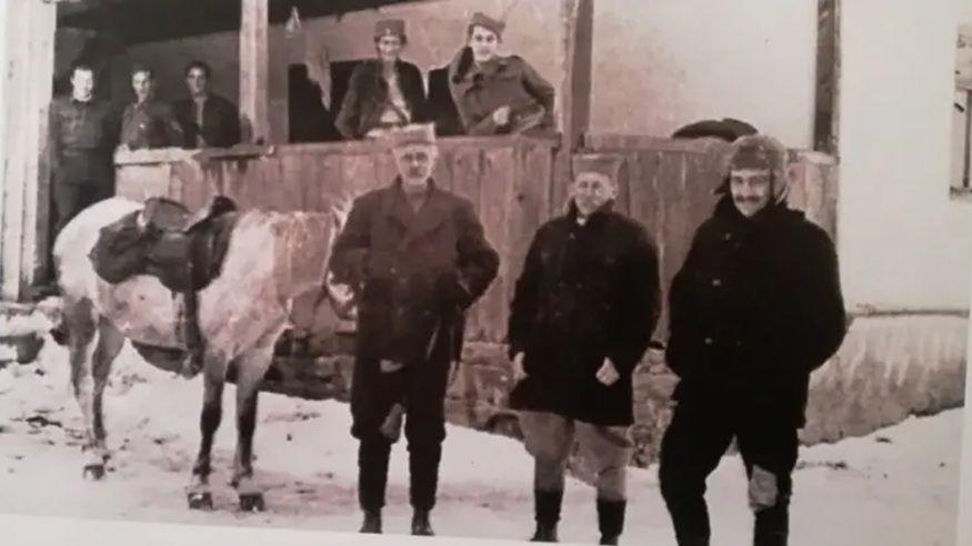 Britanski oficiri u seljačkim odelima