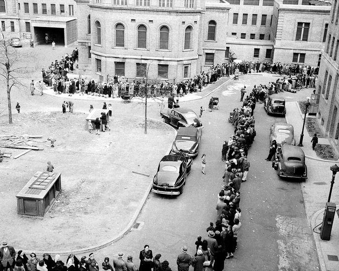 Neobični istorijat antivakcinalnog pokreta 2 Dugi redovi ljudi koji čekaju da budu vakcinisani protiv velikih boginja kad je pojavio mali broj slučajeva u Njujorku 1947. godine
