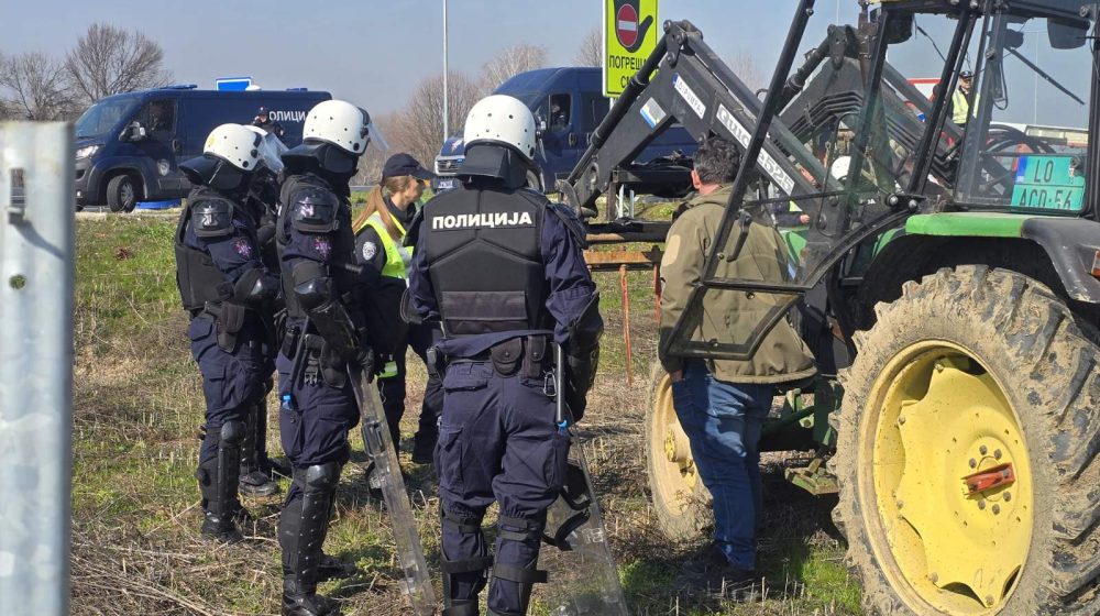 Advokat: Pet osoba uhapšeno na blokadi poljoprivrednika kod Badovinaca, postoji sumnja da je jednom polomljena ruka, a da su drugi pretučeni 1