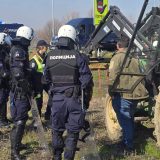Advokat: Pet osoba uhapšeno na blokadi poljoprivrednika kod Badovinaca, postoji sumnja da je jednom polomljena ruka, a da su drugi pretučeni 4