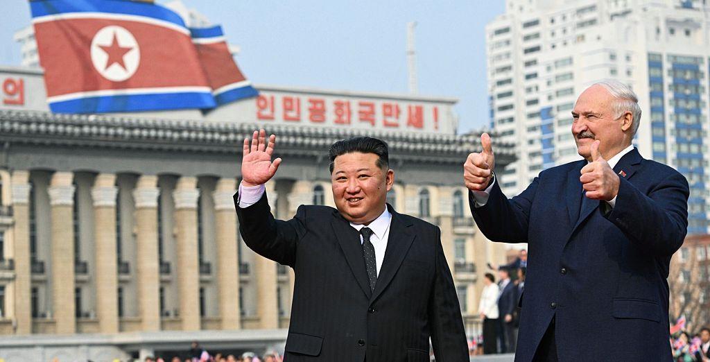 Lukašenko i Kim Džong Un mašu okupljenjima na trgu u Pojngangu
