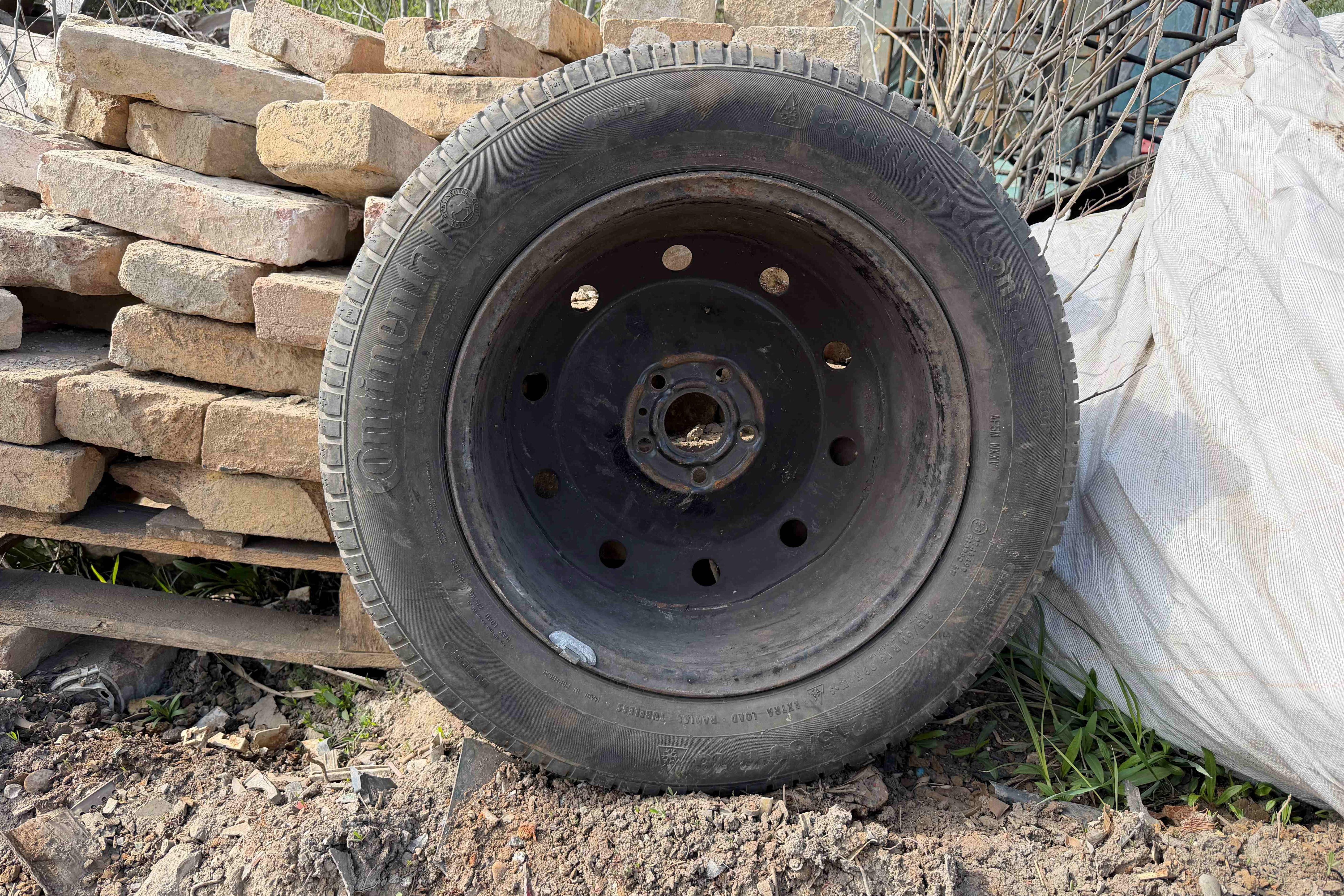Šta će biti sa belom tehnikom i gumama u Srbiji bez podsticaja reciklerima 3 Odbačena automobilska guma sa felnom