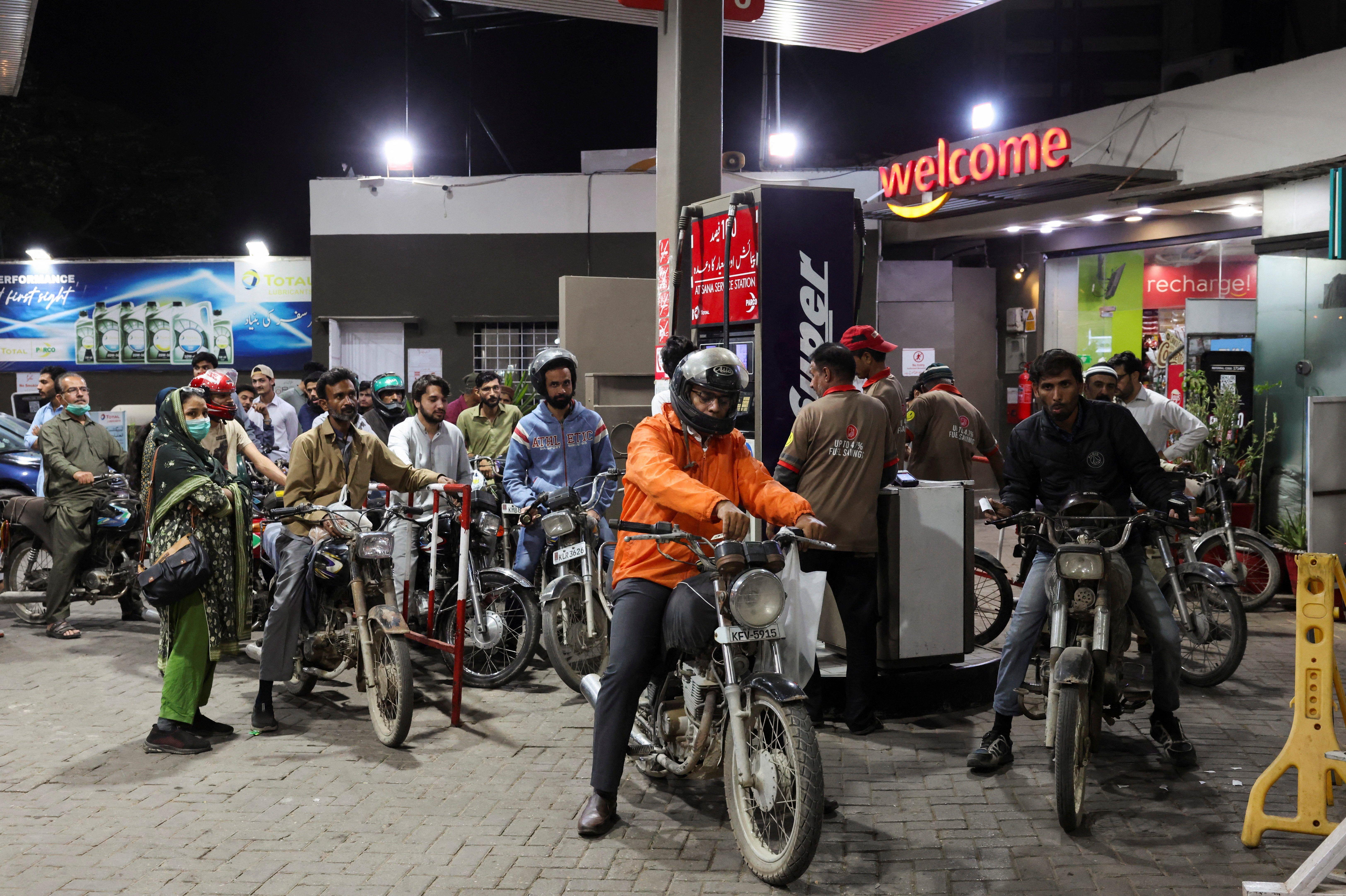 redovi ispred benzinske pumpe u Karačiju u Pakistanu