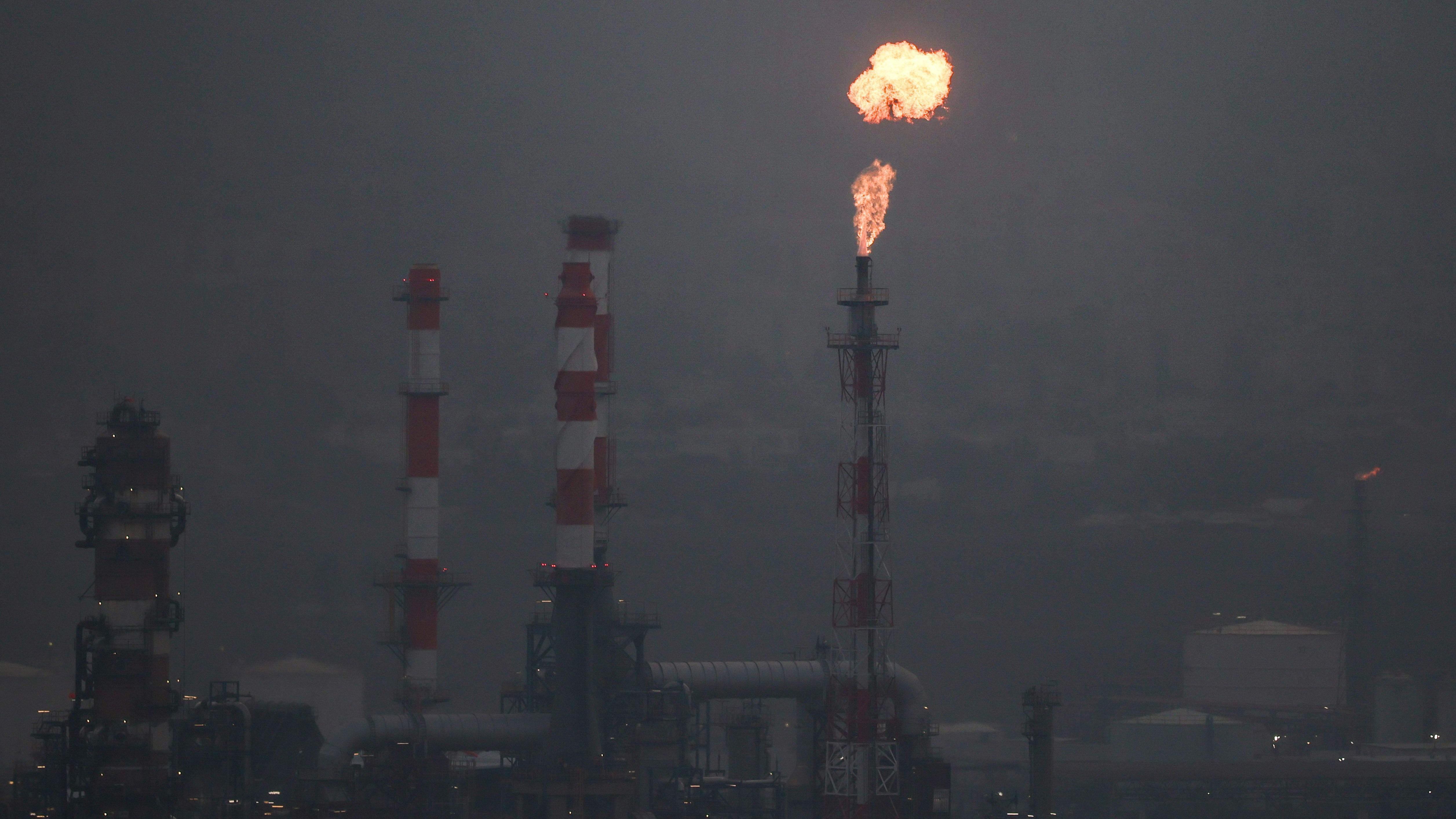 Cene nafte rastu posle napada na energetska postrojenja, Iran poručuje da se neće 'suzdržavati' 1 Rafinerija u Haifi, iz koje gori plamen iz dimnjaka