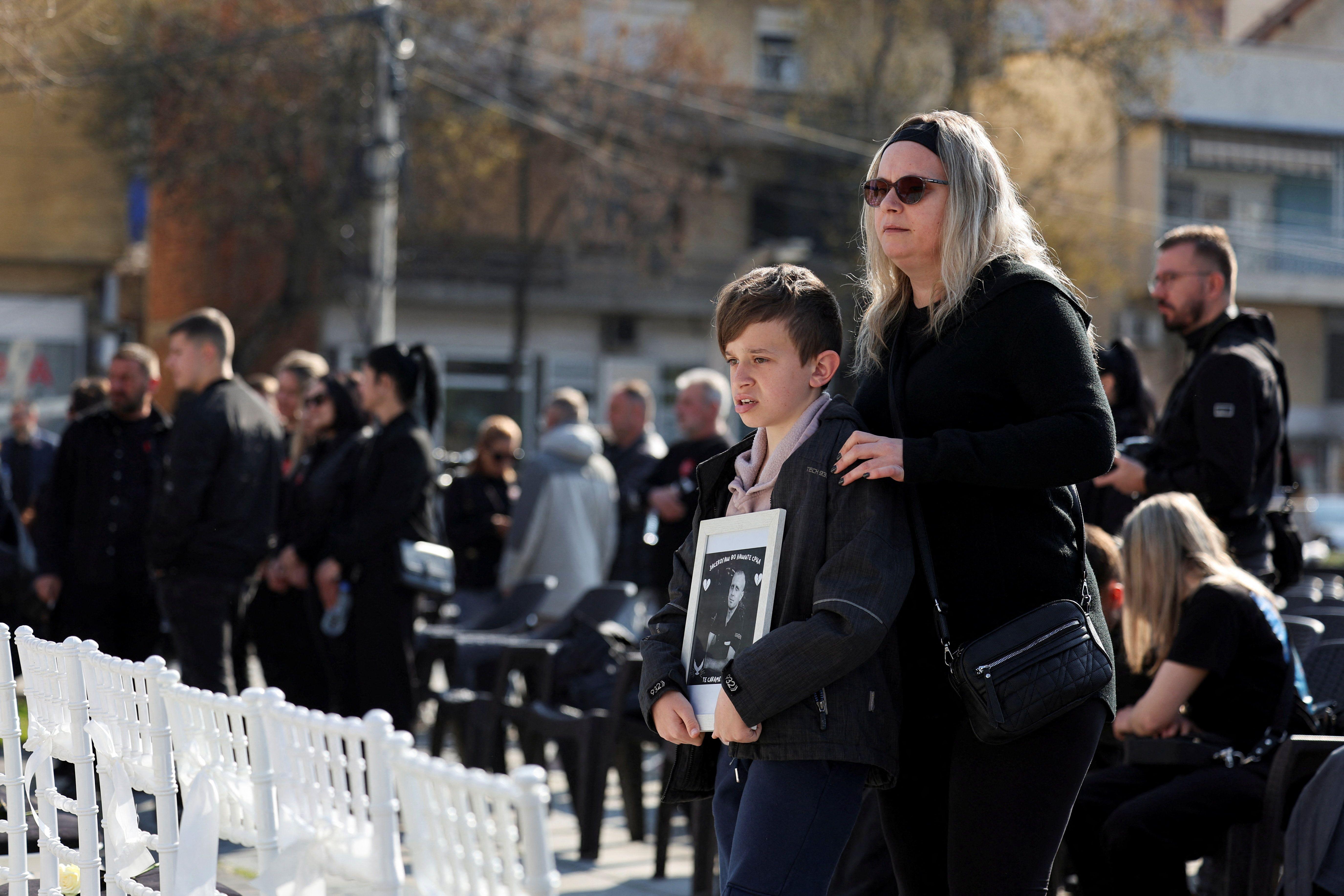Bela srca i stolice sa imenima žrtava: Godišnjica tragedije u Severnoj Makedoniji 9 63 bele stolice na svakoj bela ruža i imena žrtava požara u Kočanima, tragedija u kočanima, tragedija u severnoj makedoniji, godišnjica tragedije u severnoj makedoniji