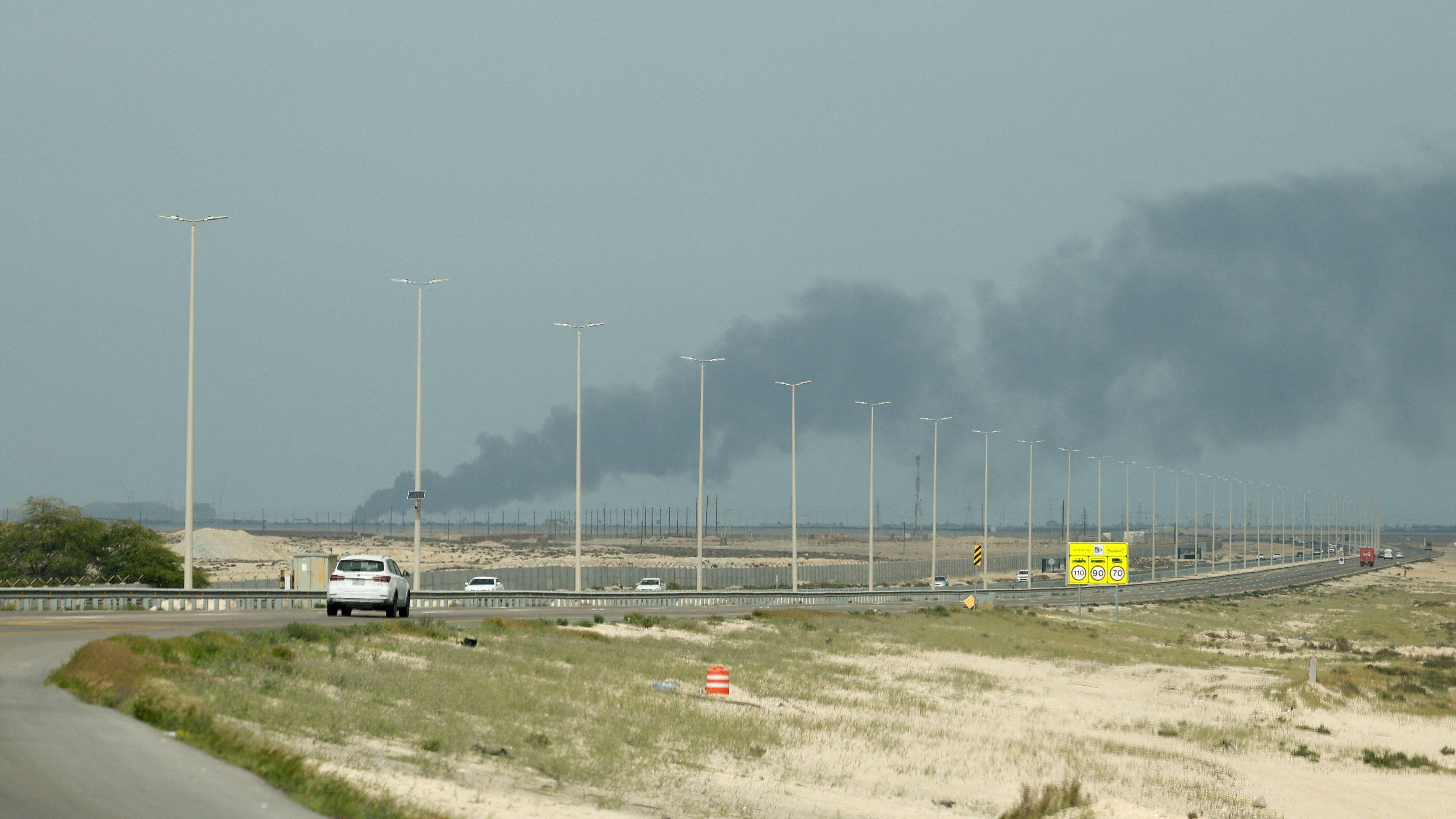 Zašto zalivske zemlje ne uzvraćaju Iranu 5 Dim se izdiže iz naftne rafinerije Ras Tanura kompanije Saudi Aramko posle prijavljenog iranskog udara drona