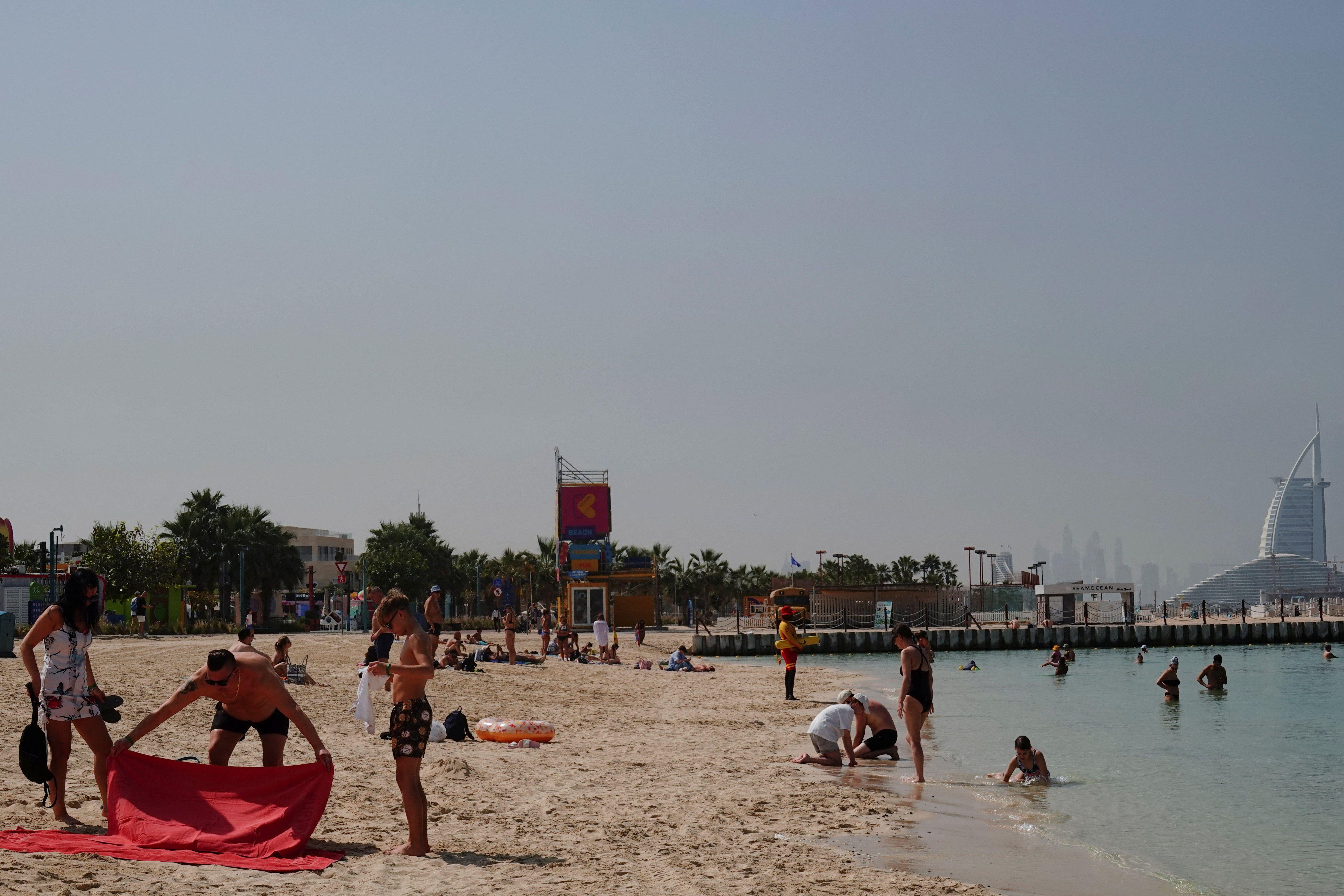 'Dubai nije izgrađen za rat': Kako sukob na Bliskom istoku utiče na 'poslovnu oazu' Emirata 4 dubai, plaža u dubaiju u pozadini je burdž kalifa