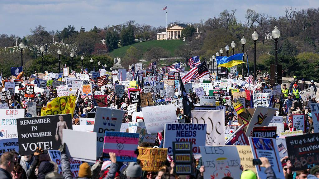 'Nema kraljeva': Desetine hiljada demonstranata širom Amerike protiv Donalda Trampa 3 Demonstranti u maršu preko mosta u Arlingtonu idu ka Vašingtonu.