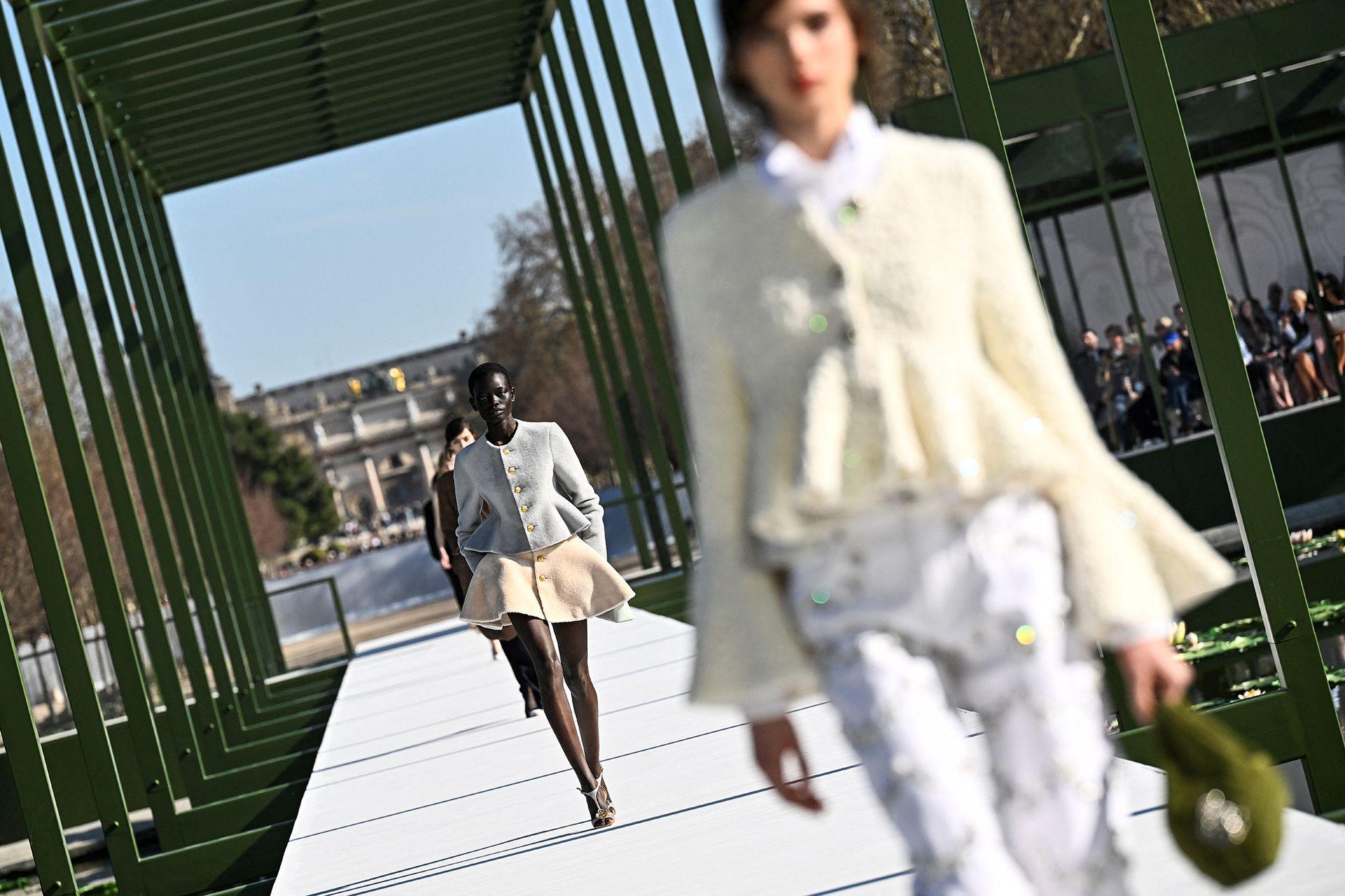 Zendajin prsten i konji na pisti: Nedelja mode u Parizu 13 Models presents creations for Christian Dior for the Women's Ready to Wear Fall/Winter 2026-2027 collection fashion show as part of the Paris Women Fashion Week, in Paris, on March 3, 2026.