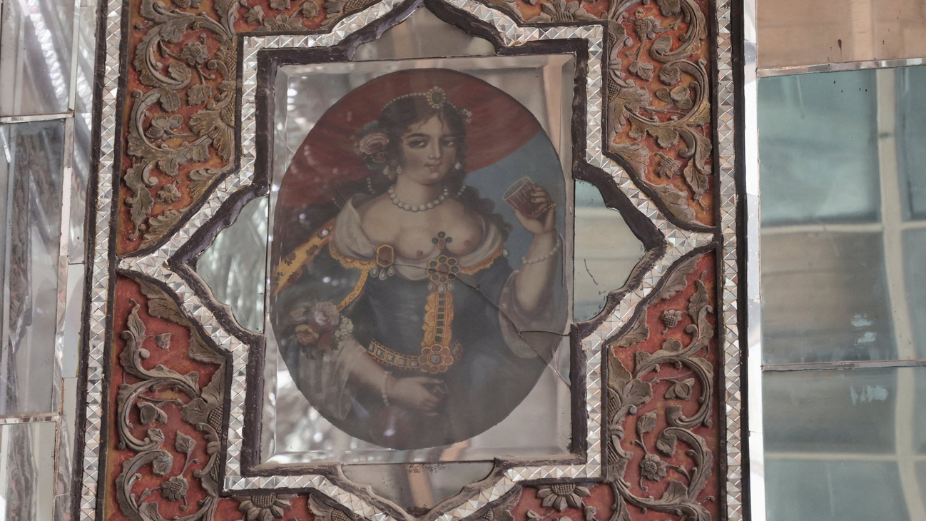 Oštećena Golestanska palata u Teheranu kroz fotografije 4 Umetničko delo na zidu prikazuje devojku kako pije iz čaše