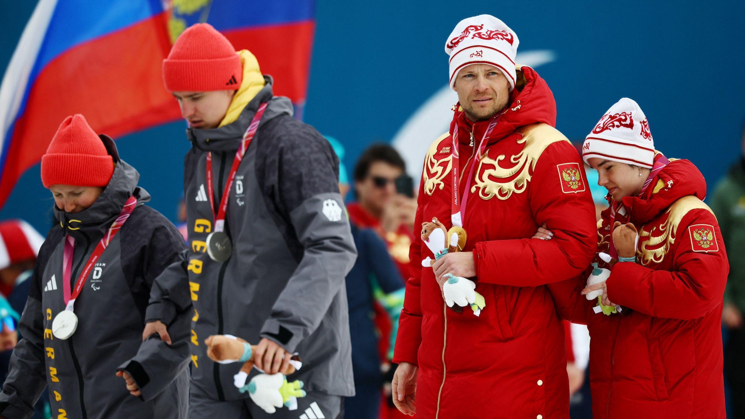 Rusi osvojili zlato na Zimskim paraolimpijskim igrama, Nemci im okrenuli leđa 2 Nemački i ruski sportisti na Zimskim paraolimpijskim igrama