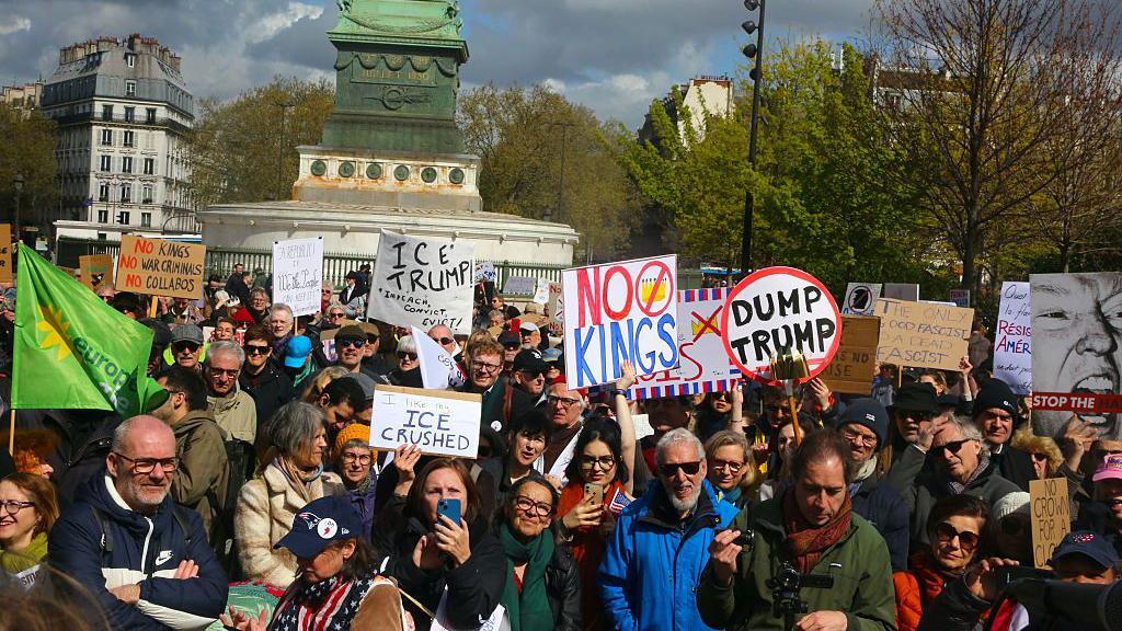 'Nema kraljeva': Desetine hiljada demonstranata širom Amerike protiv Donalda Trampa 8 Protesti protiv Trampa su održani i u Parizu