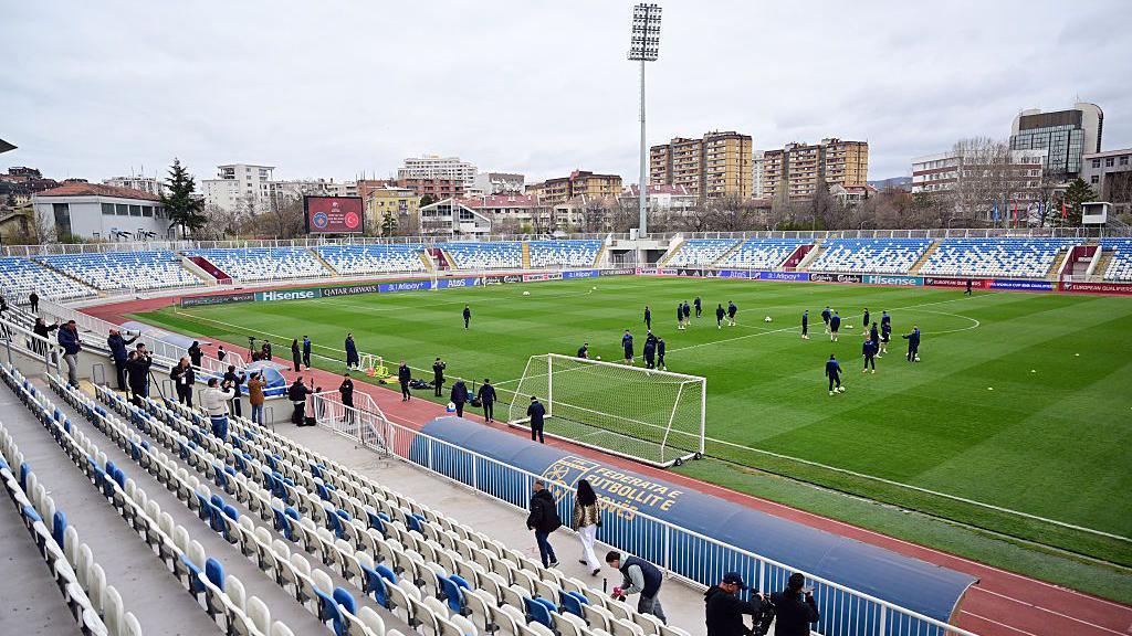 Kosovska fudbalska euforija i san o Mundijalu 3 Finale baraža protiv Turske održaće se na stadionu Fadil Vokri, koji ima kapacitet manji od 14.000 mesta