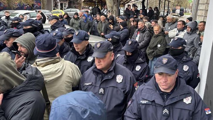 Lokalni izbori 2026: Tesno u više mesta, Vučić proglasio pobedu koalicije oko SNS 5 Policija razdvaja pristalice SNS-a i opozicije u centru Kule