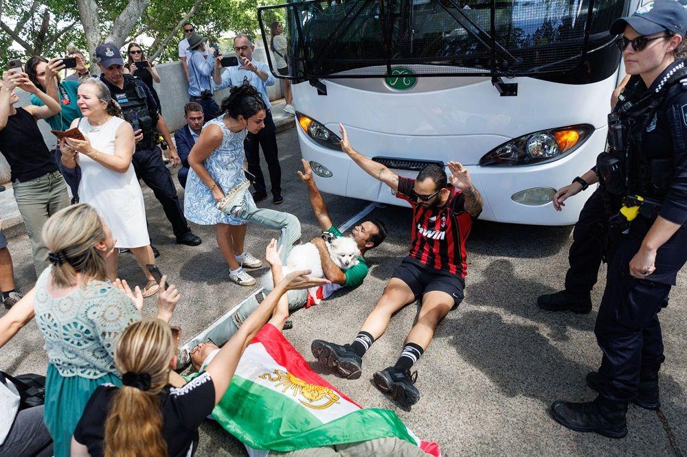 iranski navijači blokiraju autobus sa fudbalerkama