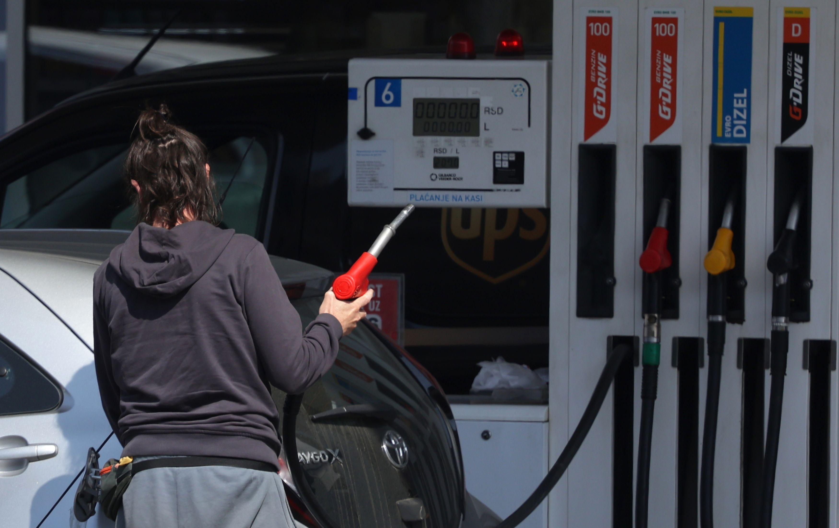 Iran odbio Trampov mirovni plan, Amerika šalje kopnene trupe na Bliski Istok 4 sipanje goriva na pumpi, točenje benzina