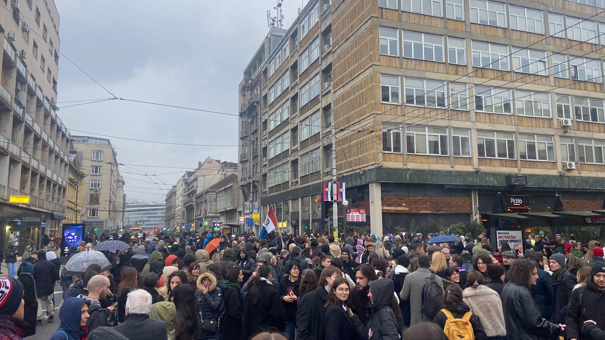 Smrt studentkinje Filozofskog fakulteta u Beogradu: Policija u Rektoratu, protesti ispred 4 Masa ljudi na protestima