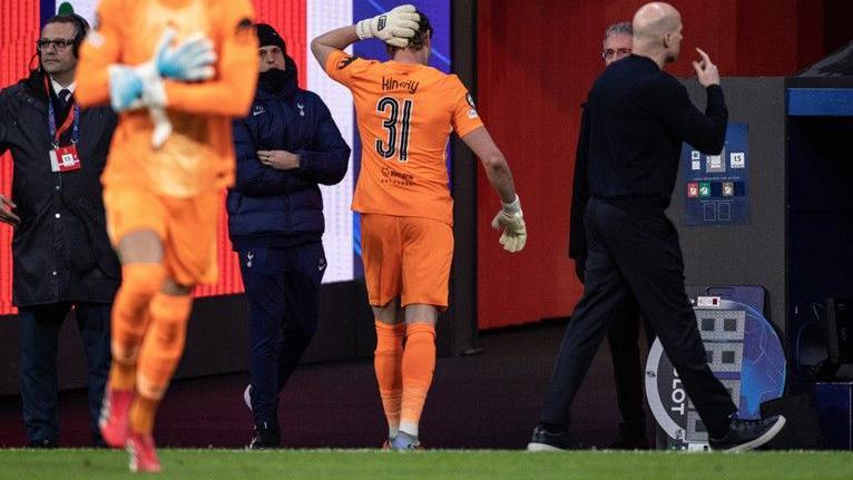 Horor veče golmana Totenhema: Skrivio dva gola, zamenjen već u 17. minutu 3 Antonin Kinski, golman Totenhema, na utakmici protiv Atletiko Madrida u Ligi šampiona