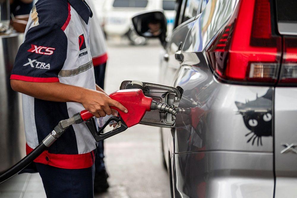 benzin, sipanje benzina na pumpi