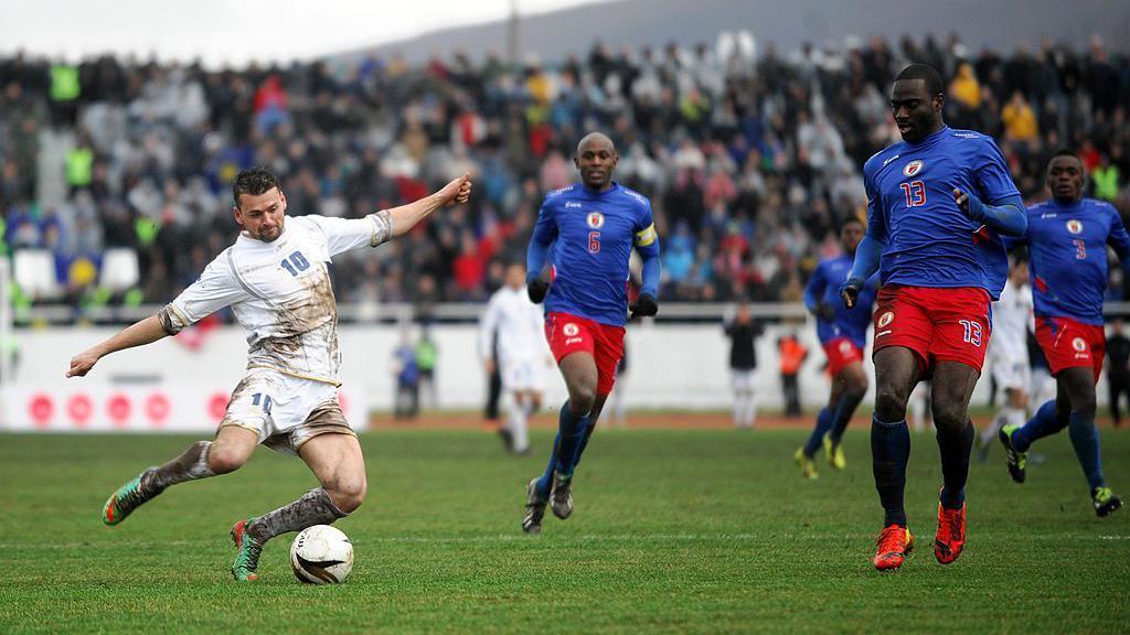 Kosovska fudbalska euforija i san o Mundijalu 4 Kosovo je prvu zvaničnu međunarodnu utakmicu odigralo pre nešto više od 12 godina protiv Haitija