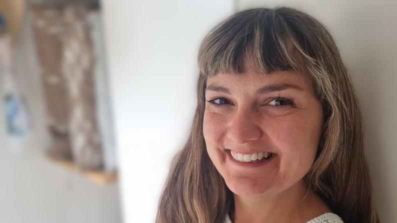 'Međunarodni dan žena ne služi za brzu zaradu od ružičastih majica i kapa' 3 Loren Mekarti nasmejana pozira