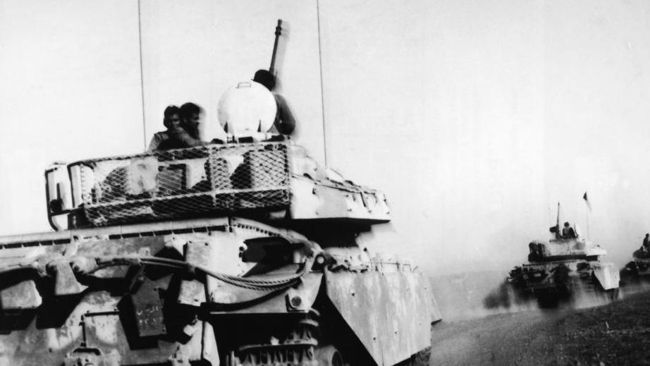 Ključne lekcije iz istorije: Da li je Iran Trampova Suecka kriza 5 Blago zamućena crno-bela fotografija jordanskih tenkova Centurion britanske proizvodnje koji stižu na Golansku visoravan kako bi podržali Sirijce tokom Jomkipurskog rata.